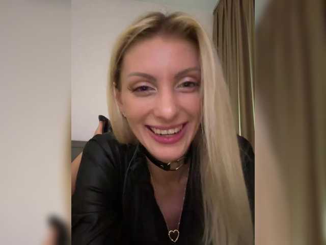 KarinaSimka's BongaCams show and profile
