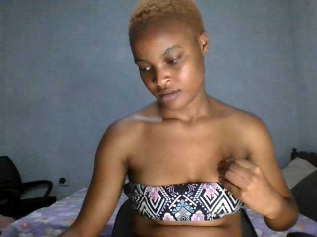 le modèle FreakyTrixie est en webcam porno dans un show sur le site bongacams, il possède les tags suivants: Ebony,Blonde,Trimmed