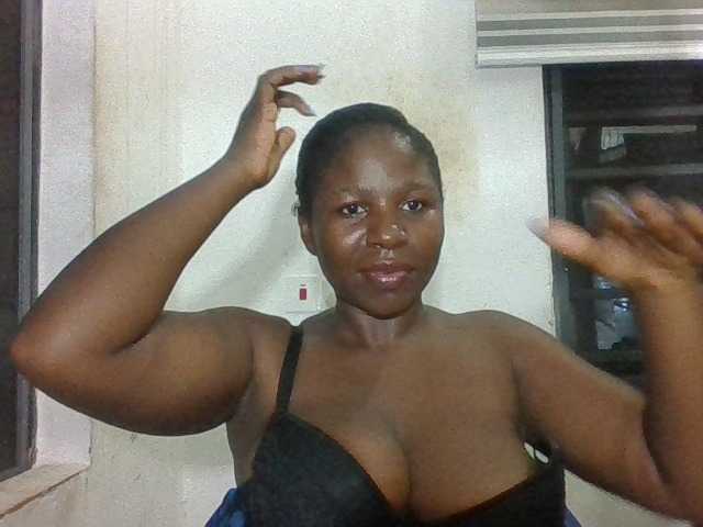 le modèle Sweetnspicy est en webcam porno dans un show sur le site bongacams, il possède les tags suivants: Ebony,Brunette,Trimmed