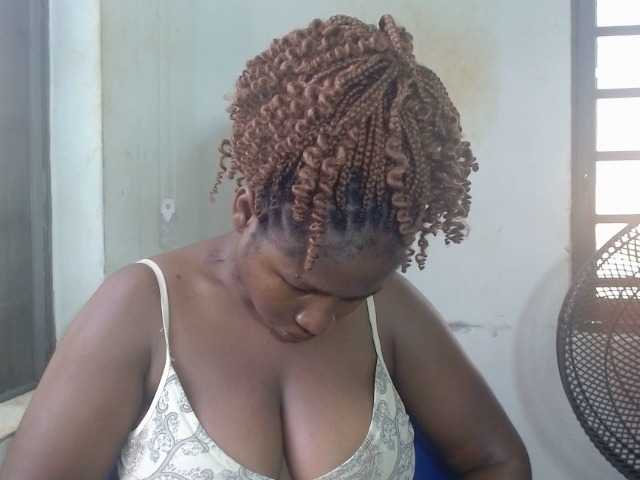 le modèle Sweetnspicy est en webcam porno dans un show sur le site bongacams, il possède les tags suivants: Ebony,Brunette,Trimmed