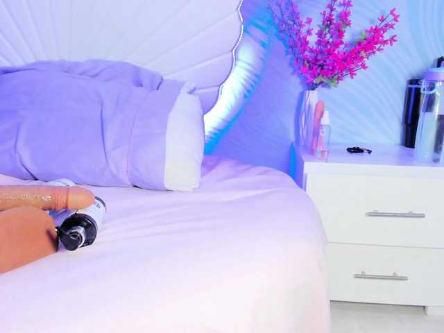 CHLOE's BongaCams show and profile