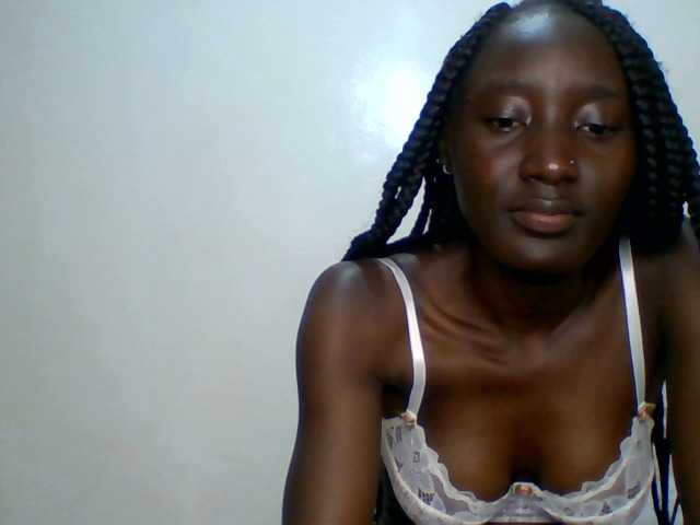 le modèle SexyLucia5 est en webcam porno dans un show sur le site bongacams, il possède les tags suivants: Ebony,Brunette,Shaved