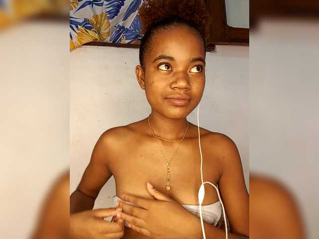 le modèle Chanel95 est en webcam porno dans un show sur le site bongacams, il possède les tags suivants: Ebony,Redhead,Trimmed