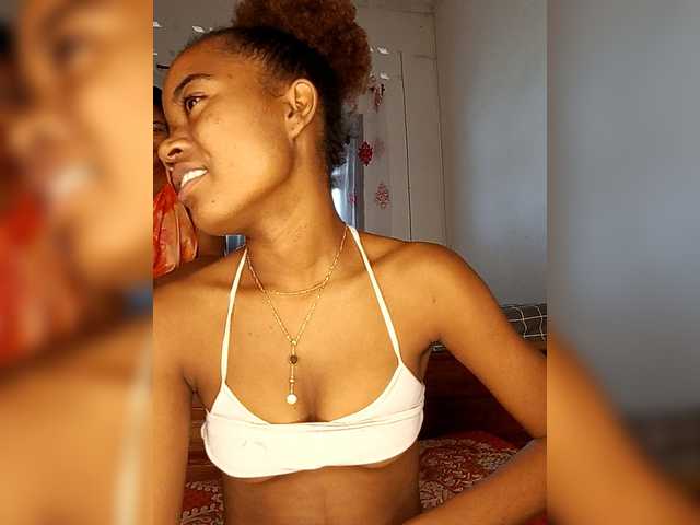 le modèle Chanel95 est en webcam porno dans un show sur le site bongacams, il possède les tags suivants: Ebony,Redhead,Trimmed