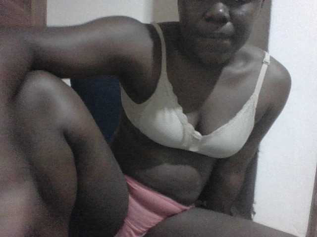 le modèle Evethegirl est en webcam porno dans un show sur le site bongacams, il possède les tags suivants: Ebony,Brunette,Trimmed