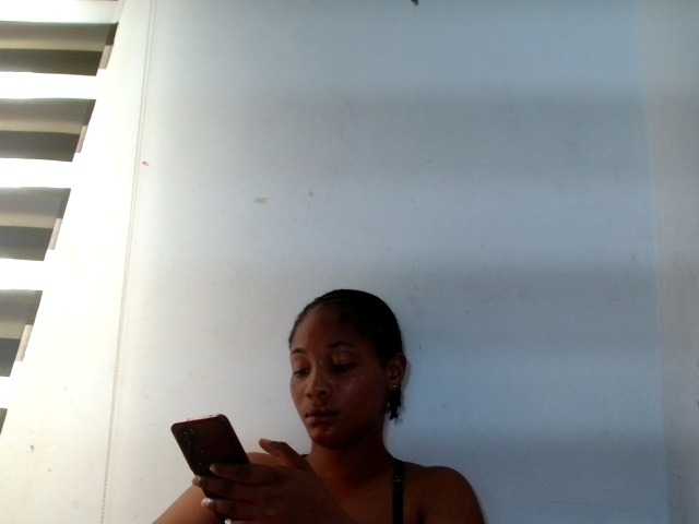 le modèle Drippingnwet est en webcam porno dans un show sur le site bongacams, il possède les tags suivants: Ebony,Brunette,Trimmed