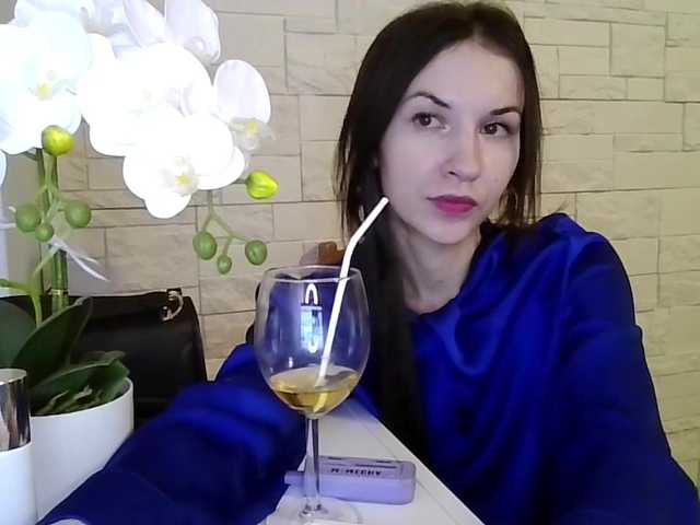 le modèle JuliaWetDream est en webcam porno dans un show sur le site bongacams, il possède les tags suivants: White/Caucasian,Brunette,Shaved