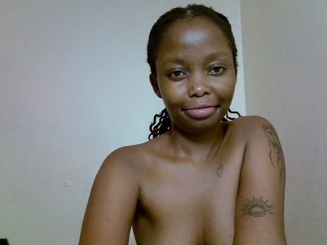 le modèle DASAH-1 est en webcam porno dans un show sur le site bongacams, il possède les tags suivants: Ebony,Blonde,Trimmed