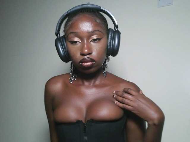 Sexxytrinityy's BongaCams show and profile