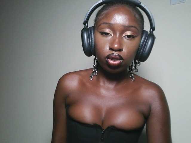 Sexxytrinityy's BongaCams show and profile