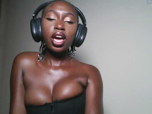 Sexxytrinityy's BongaCams show and profile