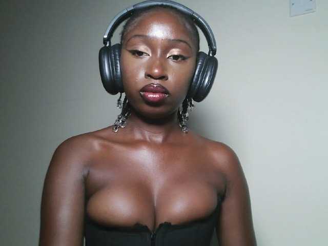 Sexxytrinityy's BongaCams show and profile