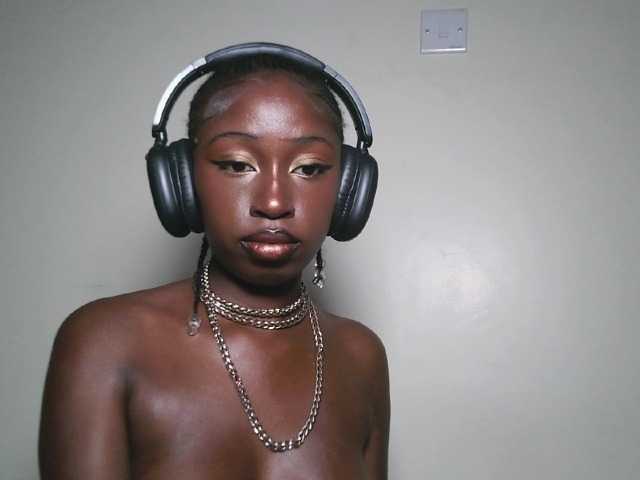 Sexxytrinityy's BongaCams show and profile