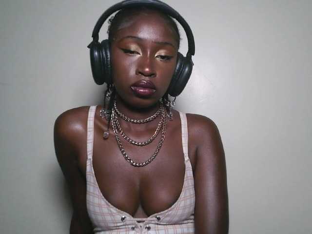 Sexxytrinityy's BongaCams show and profile