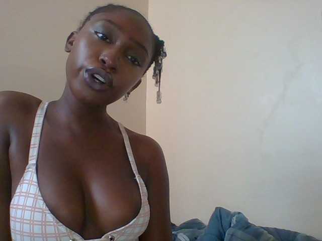 le modèle Boughie-birdy est en webcam porno dans un show sur le site bongacams, il possède les tags suivants: Ebony,Brunette,Trimmed