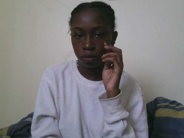 le modèle Boughie-birdy est en webcam porno dans un show sur le site bongacams, il possède les tags suivants: Ebony,Brunette,Trimmed