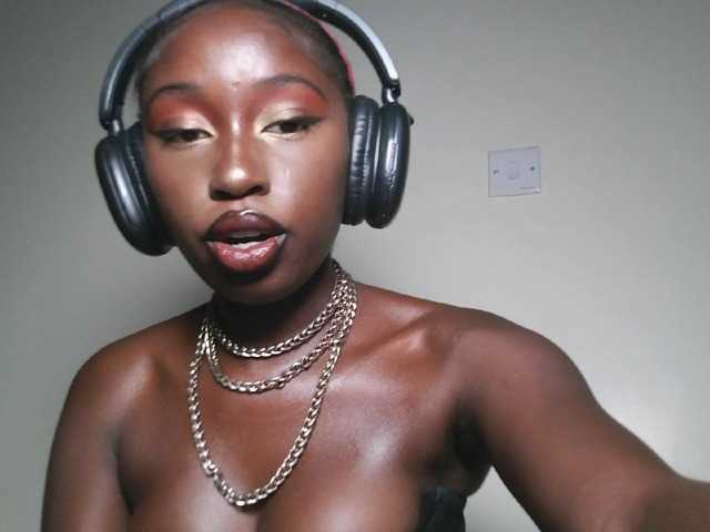 Sexxytrinityy's BongaCams show and profile