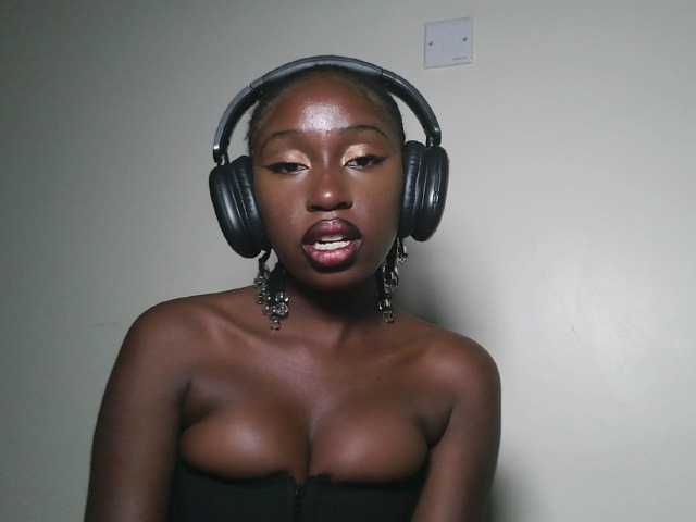 Sexxytrinityy's BongaCams show and profile