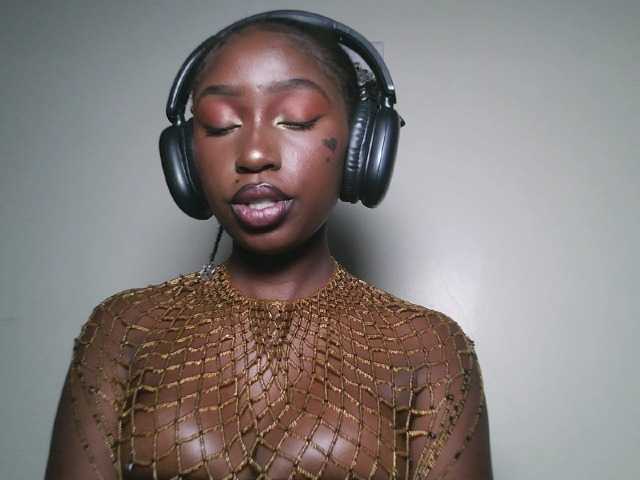 Sexxytrinityy's BongaCams show and profile