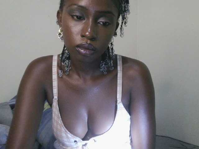 le modèle Boughie-birdy est en webcam porno dans un show sur le site bongacams, il possède les tags suivants: Ebony,Brunette,Trimmed