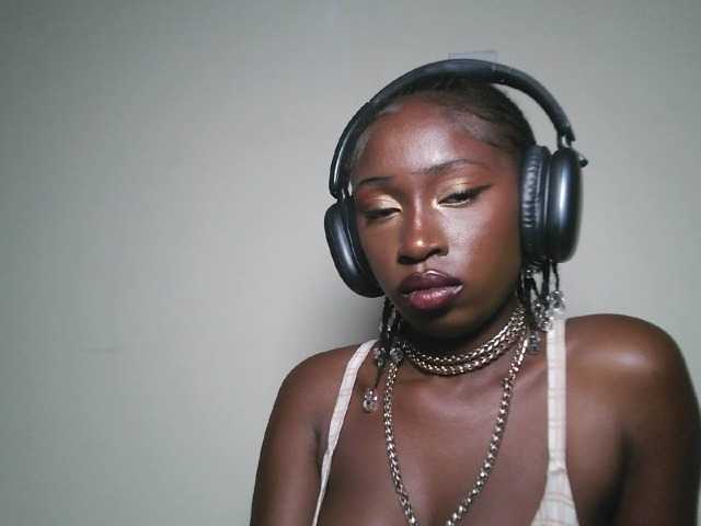 Sexxytrinityy's BongaCams show and profile