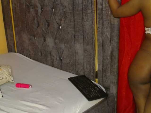 CrystalSanta's BongaCams show and profile