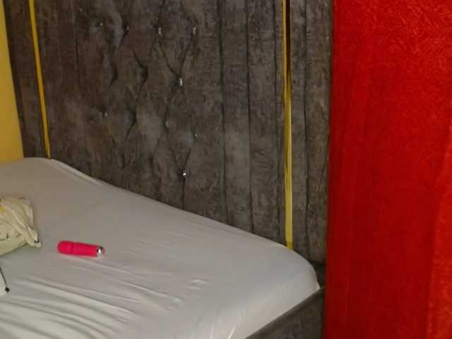 CrystalSanta's BongaCams show and profile