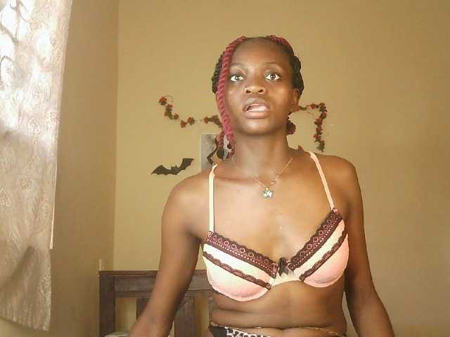 le modèle Luna-Noir est en webcam porno dans un show sur le site bongacams, il possède les tags suivants: Ebony,Blonde,Shaved