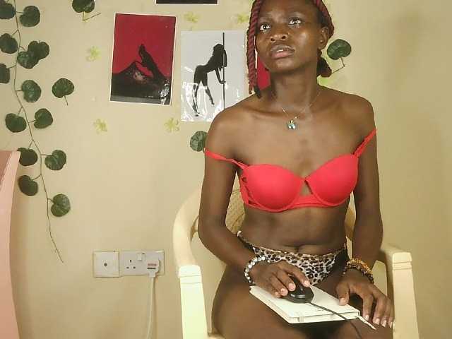 le modèle Luna-Noir est en webcam porno dans un show sur le site bongacams, il possède les tags suivants: Ebony,Blonde,Shaved