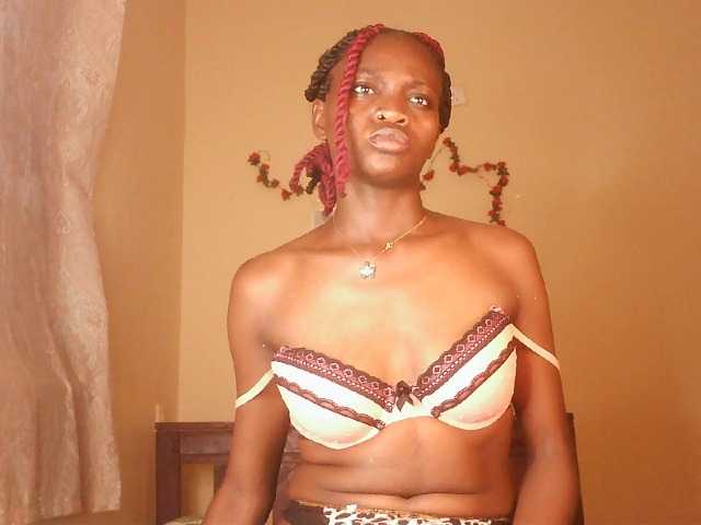 le modèle Luna-Noir est en webcam porno dans un show sur le site bongacams, il possède les tags suivants: Ebony,Blonde,Shaved