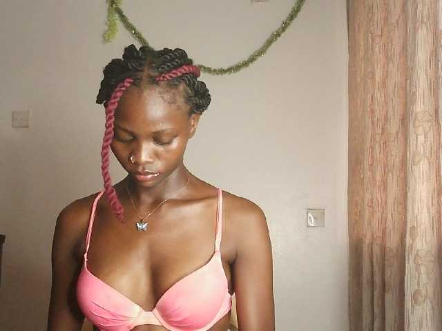 le modèle Luna-Noir est en webcam porno dans un show sur le site bongacams, il possède les tags suivants: Ebony,Blonde,Shaved