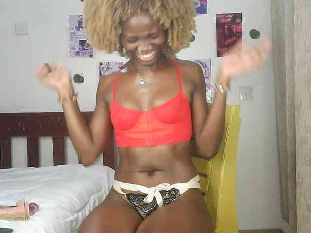 Luna-Noir Live Webcam on BongaCams