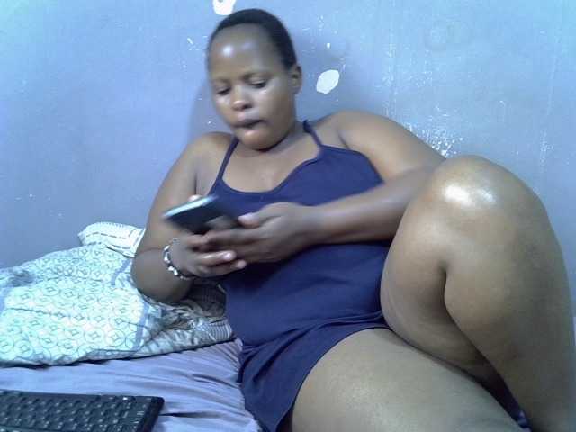 le modèle Ravenebony est en webcam porno dans un show sur le site bongacams, il possède les tags suivants: Ebony,Brunette,Trimmed