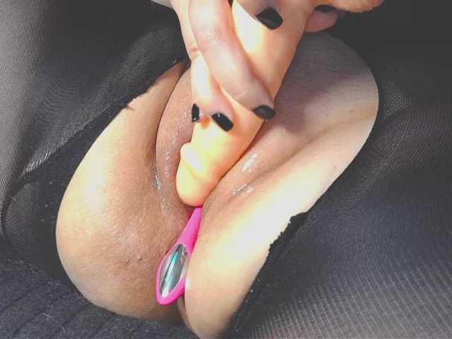 Embrina's BongaCams show and profile