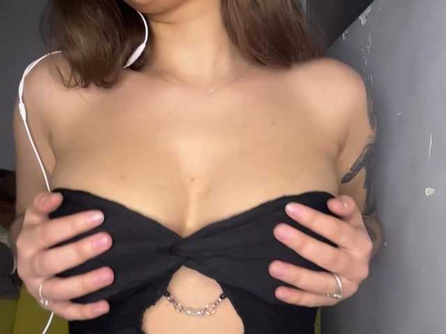 AdahLofredo's BongaCams show and profile