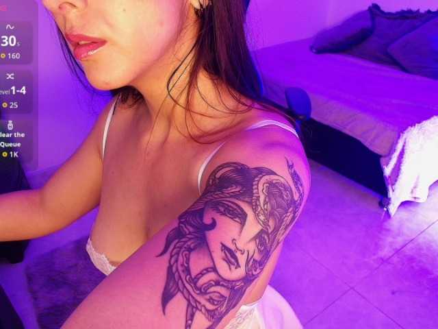 le modèle NicolWhitee est en webcam porno dans un show sur le site bongacams, il possède les tags suivants: Latino/Hispanic,Brunette,Shaved