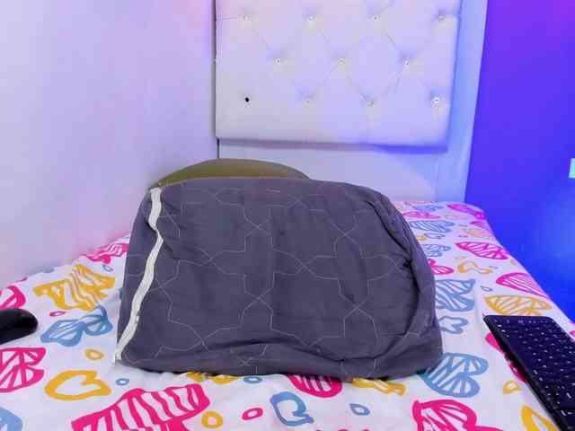 Curly-temptation webcam