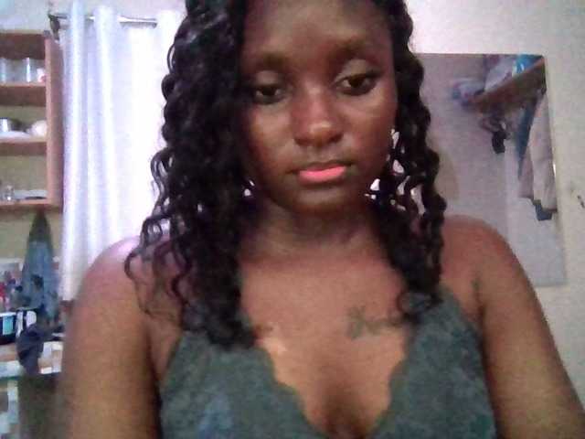 le modèle Kimzey est en webcam porno dans un show sur le site bongacams, il possède les tags suivants: Ebony,Brunette,Trimmed