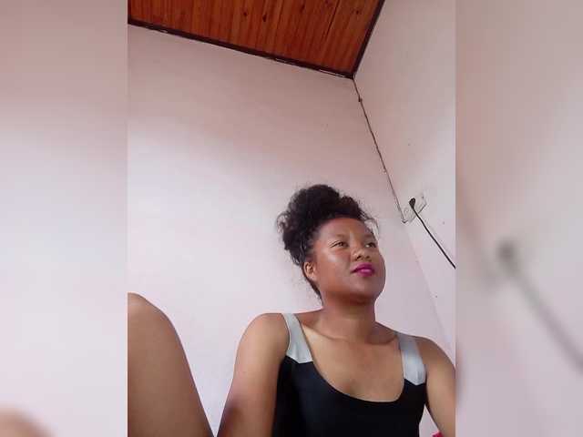 Rosiah01 live cam profile