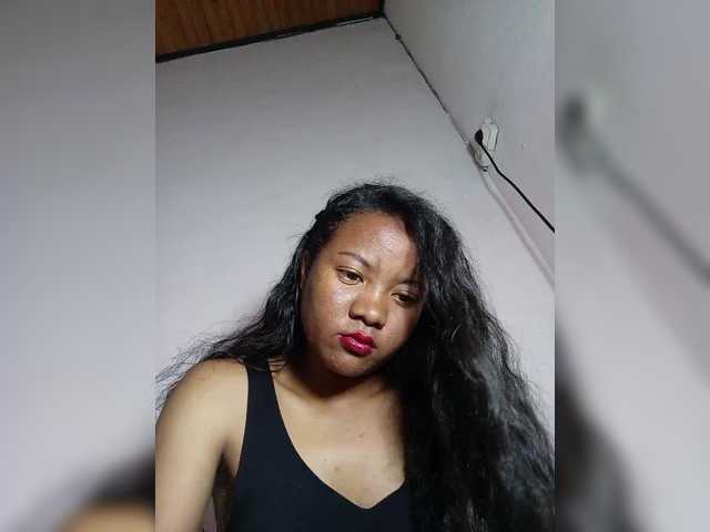 le modèle Rosiah01 est en webcam porno dans un show sur le site bongacams, il possède les tags suivants: Ebony,Blonde,Shaved