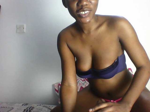 le modèle Elpetite191 est en webcam porno dans un show sur le site bongacams, il possède les tags suivants: Ebony,Brunette,Shaved