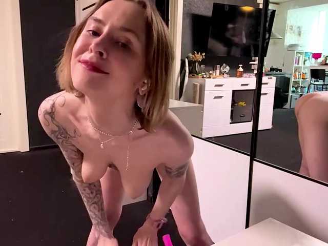 EmelinaCurrington's BongaCams show and profile