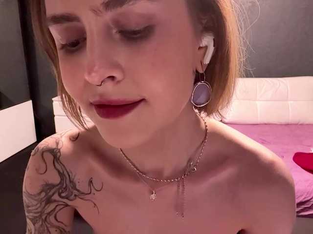 EmelinaCurrington's BongaCams show and profile