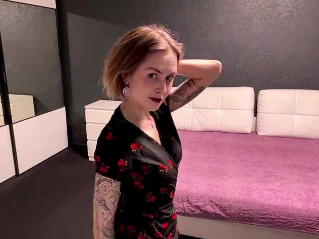 EmelinaCurrington's BongaCams show and profile