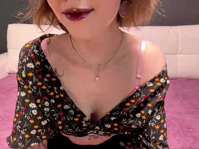 EmelinaCurrington's BongaCams show and profile