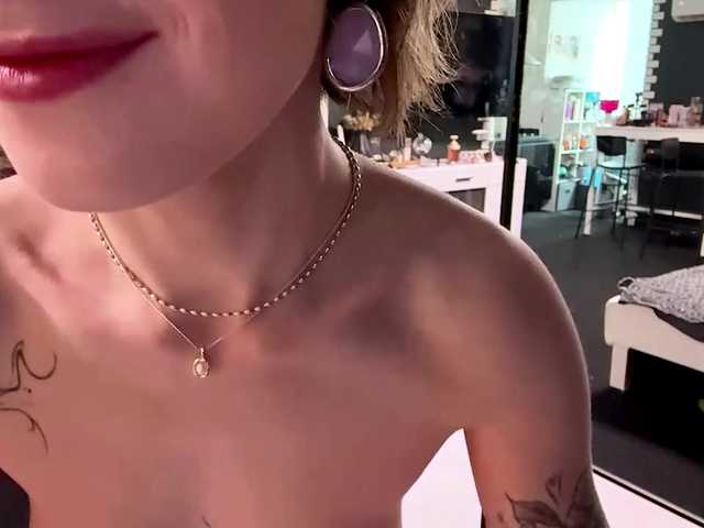 EmelinaCurrington's BongaCams show and profile