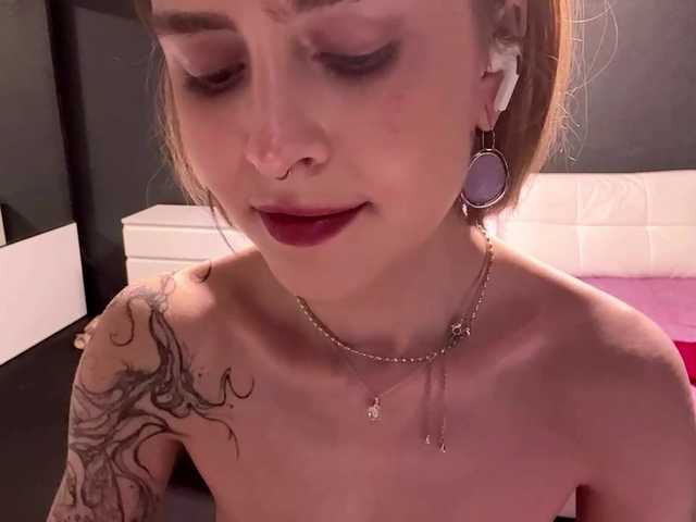 EmelinaCurrington's BongaCams show and profile