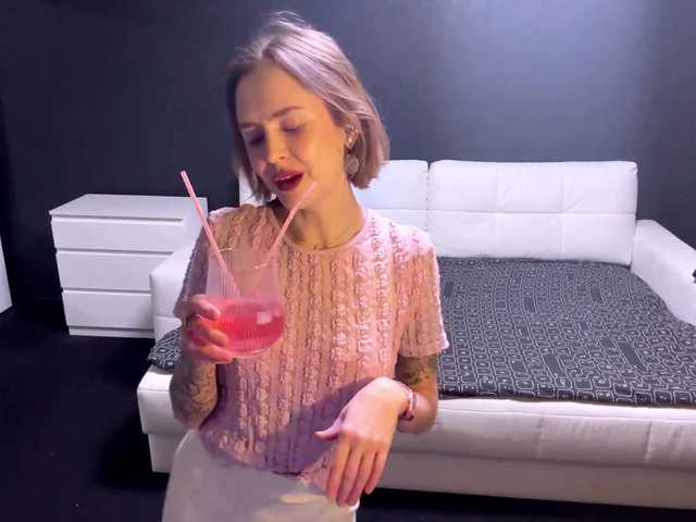 EmelinaCurrington's BongaCams show and profile