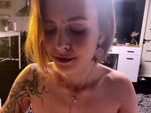 EmelinaCurrington's BongaCams show and profile