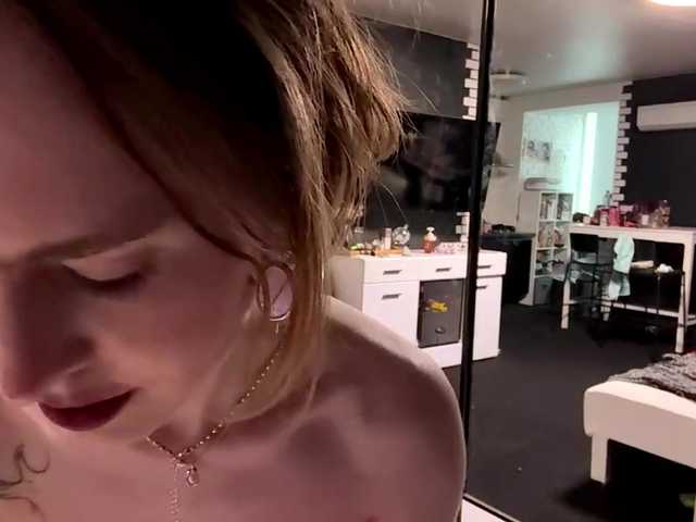 EmelinaCurrington's BongaCams show and profile